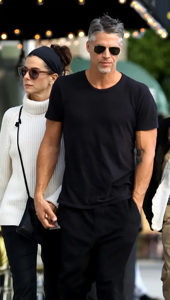 Sandra Bullock y su novio Bryan Randall cogidos de la mano