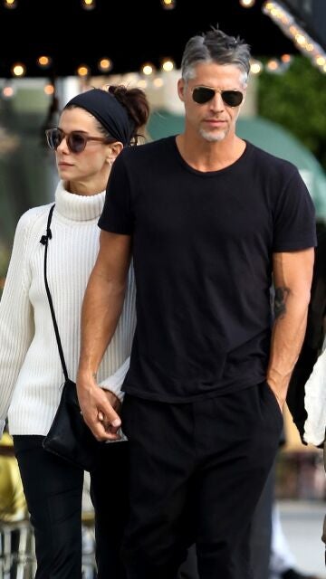 Sandra Bullock y su novio Bryan Randall cogidos de la mano
