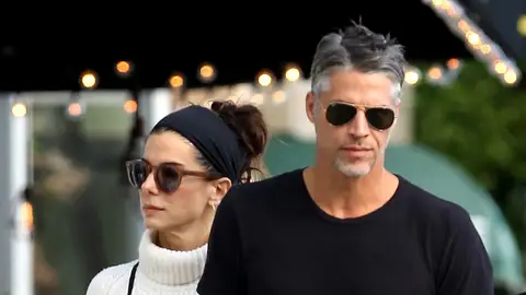 Sandra Bullock y su novio Bryan Randall cogidos de la mano Sandra Bullock y su novio Bryan Randall cogidos de la mano