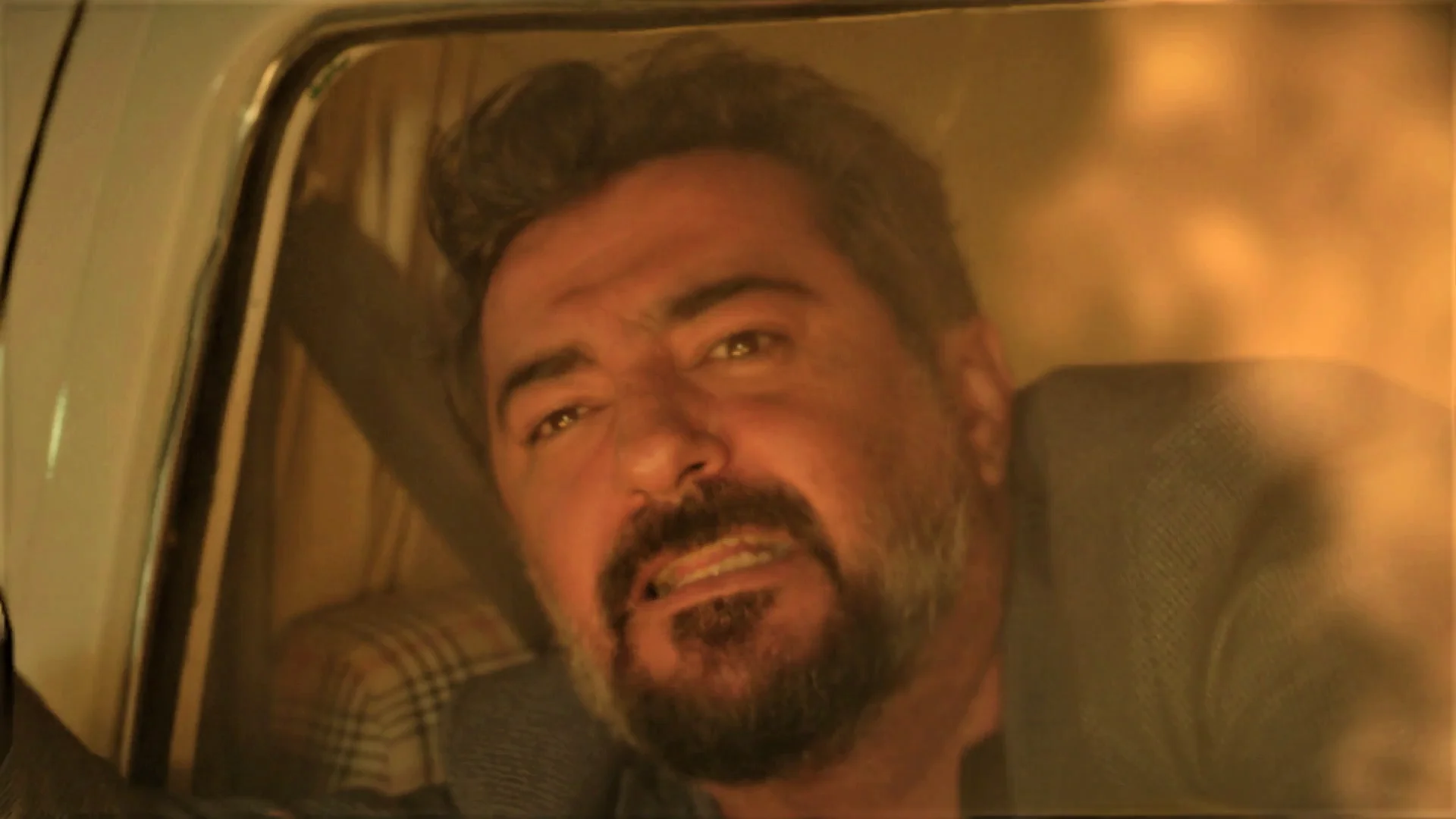 Gönül, sin control... ¡quema la furgoneta de Şengül sin saber que Akif está dentro! Gönül, sin control... ¡quema la furgoneta de Şengül sin saber que Akif está dentro!