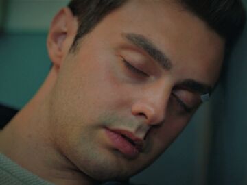 &Ouml;mer se da cuenta de que Sarp atropell&oacute; a su hermana, pero pierde el conocimiento y... &iexcl;se desmaya!