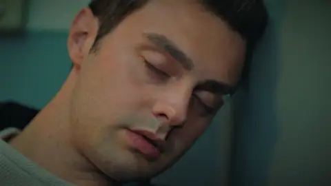 Ömer se da cuenta de que Sarp atropelló a su hermana, pero pierde el conocimiento y... ¡se desmaya! Ömer se da cuenta de que Sarp atropelló a su hermana, pero pierde el conocimiento y... ¡se desmaya!
