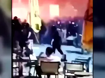 Muere apuñalado un hincha en una pelea entre ultras del AEK de Atenas y el Dinamo de Zagreb Muere apuñalado un hincha en una pelea entre ultras del AEK de Atenas y el Dinamo de Zagreb