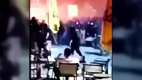 Muere apuñalado un hincha en una pelea entre ultras del AEK de Atenas y el Dinamo de Zagreb Muere apuñalado un hincha en una pelea entre ultras del AEK de Atenas y el Dinamo de Zagreb