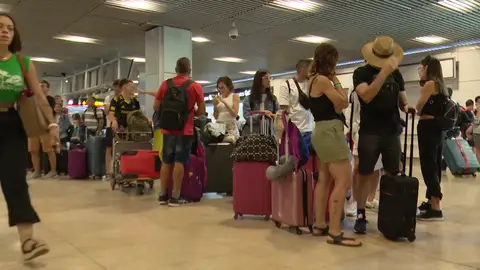 Abren expediente sancionador a varias aerolíneas por carecer de teléfono gratuito Abren expediente sancionador a varias aerolíneas por carecer de teléfono gratuito