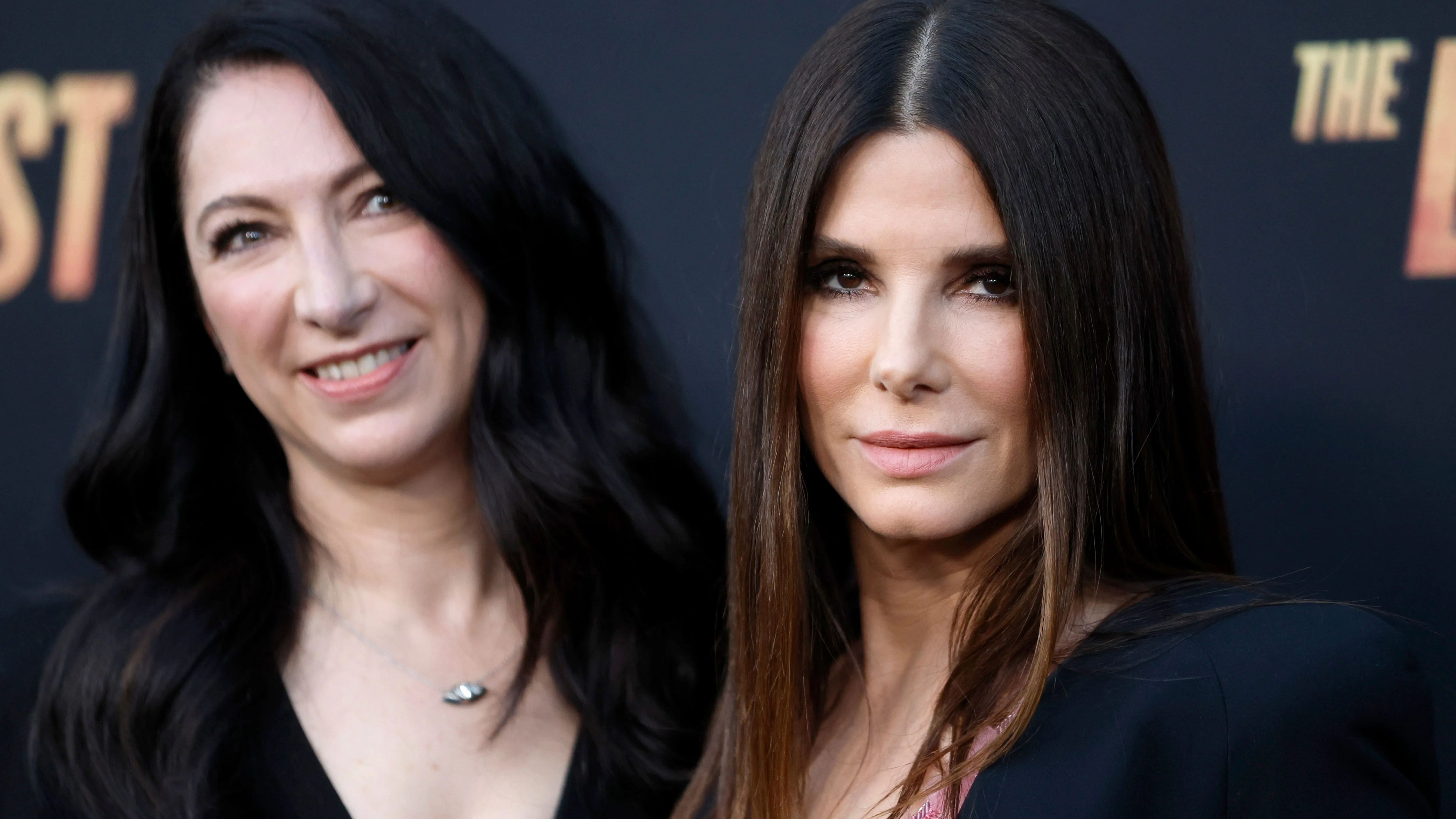 Sandra Bullock junto a su hermana Gesine Bullock-Prado en la premiere de 'The Lost City' Sandra Bullock junto a su hermana Gesine Bullock-Prado en la premiere de 'The Lost City'