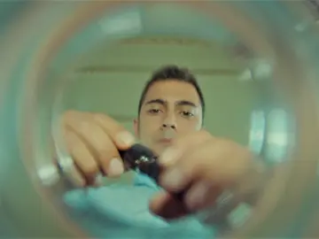 Yiğit sigue las órdenes de Şahika y echa en el vaso de Erim un extraño medicamento… ¿qué pretende hacerle? Yiğit sigue las órdenes de Şahika y echa en el vaso de Erim un extraño medicamento… ¿qué pretende hacerle?