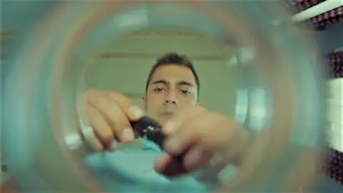 Yiğit sigue las órdenes de Şahika y echa en el vaso de Erim un extraño medicamento… ¿qué pretende hacerle? Yiğit sigue las órdenes de Şahika y echa en el vaso de Erim un extraño medicamento… ¿qué pretende hacerle?