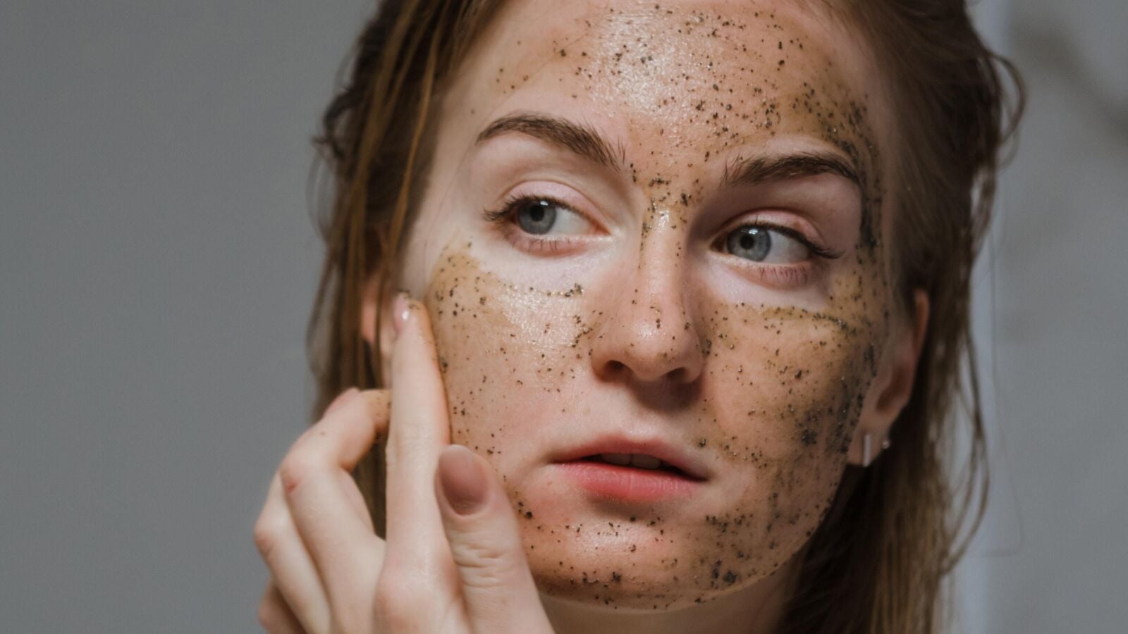 ¿Los exfoliantes quitan el bronceado?