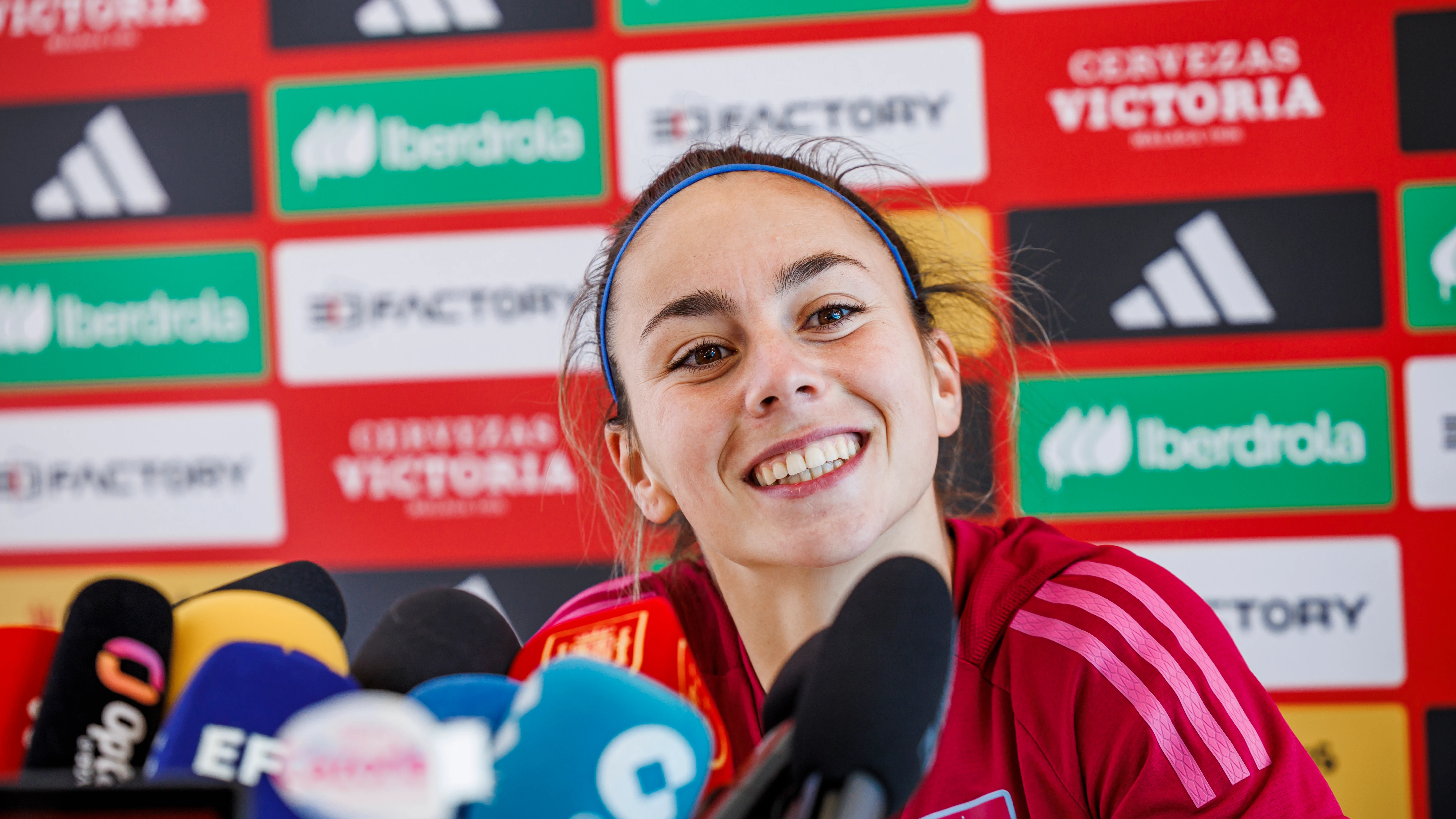 Athenea del Castillo sonr&iacute;e en la rueda de prensa en Wellington