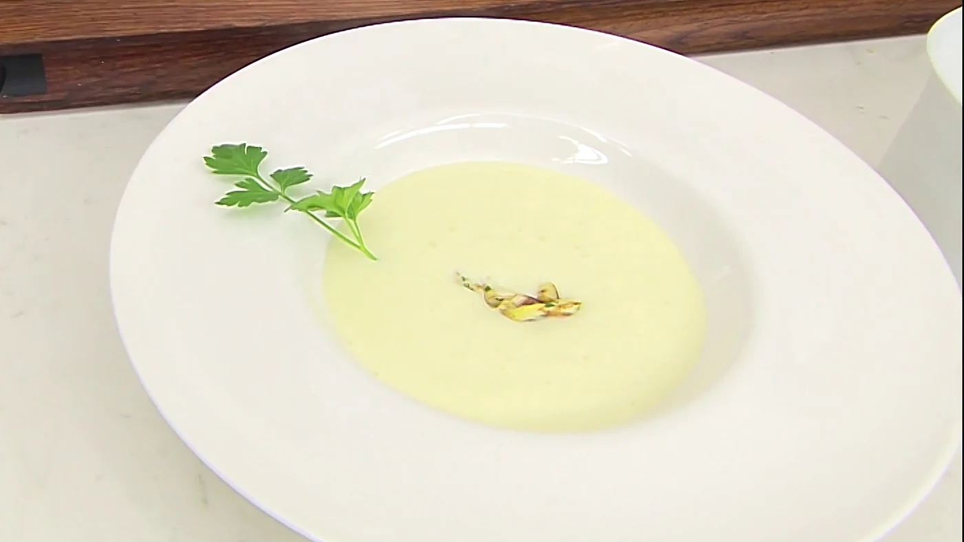 Crema de esp&aacute;rragos frescos: la receta saludable, ligera y de temporada de Karlos Argui&ntilde;ano