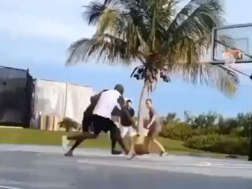 Michael Jordan jugando con unos chavales en Bahamas