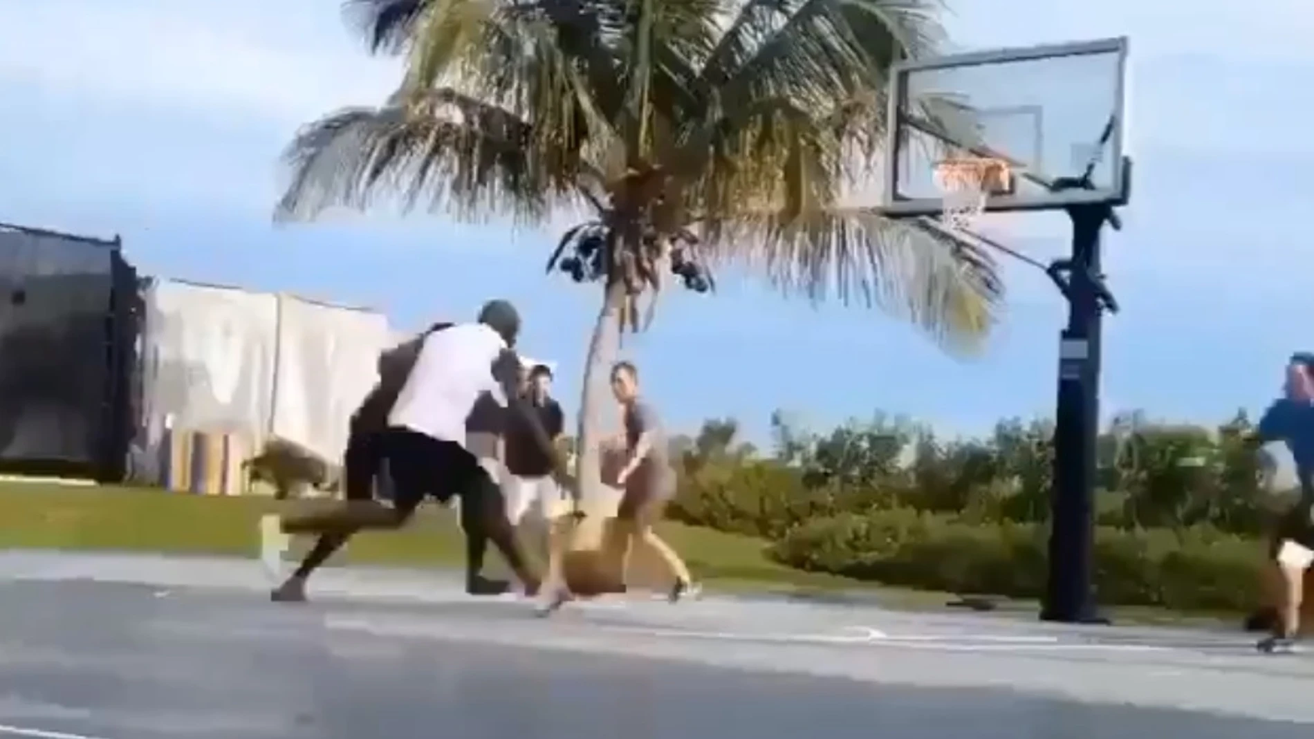 Michael Jordan jugando con unos chavales en Bahamas