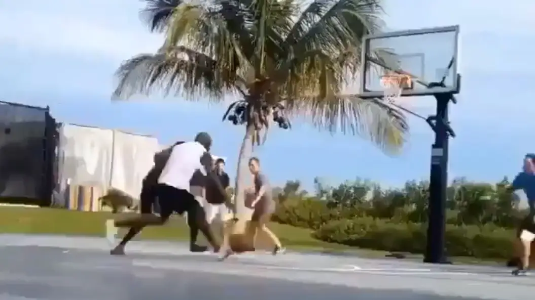 Michael Jordan jugando con unos chavales en Bahamas Michael Jordan jugando con unos chavales en Bahamas