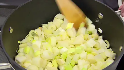 Sazona y rehoga las hortalizas Sazona y rehoga las hortalizas