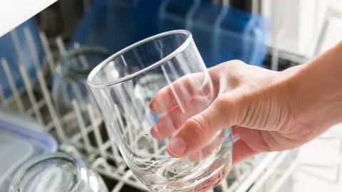 Vaso blanquecino del lavavajillas Vaso blanquecino del lavavajillas