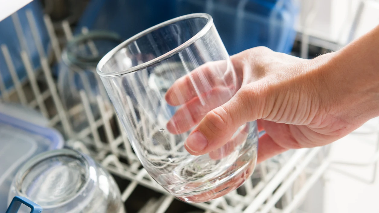 Vaso blanquecino del lavavajillas