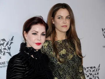 Riley Keough y su abuela Priscilla Presley Riley Keough y su abuela Priscilla Presley