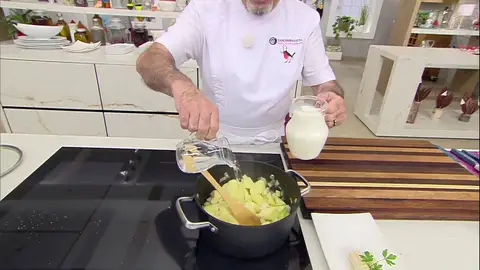 Vierte la leche y el agua Vierte la leche y el agua