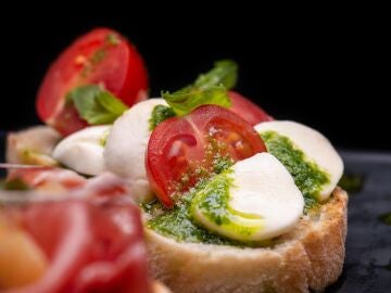 Tostada de tomates cherry asados y salsa de albahaca