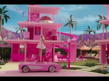 Barbie bajando de su casa Barbie bajando de su casa