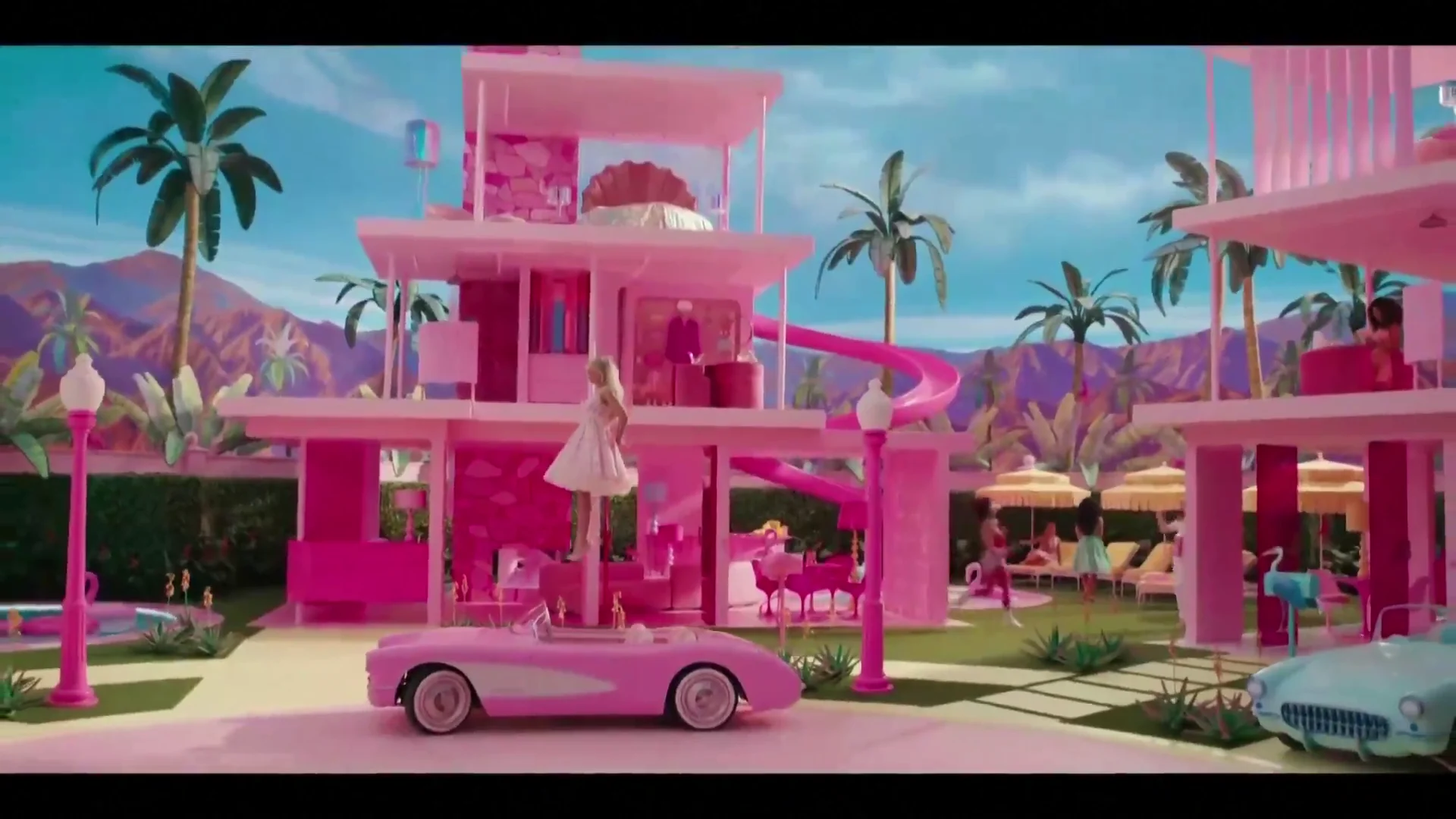 Barbie bajando de su casa Barbie bajando de su casa