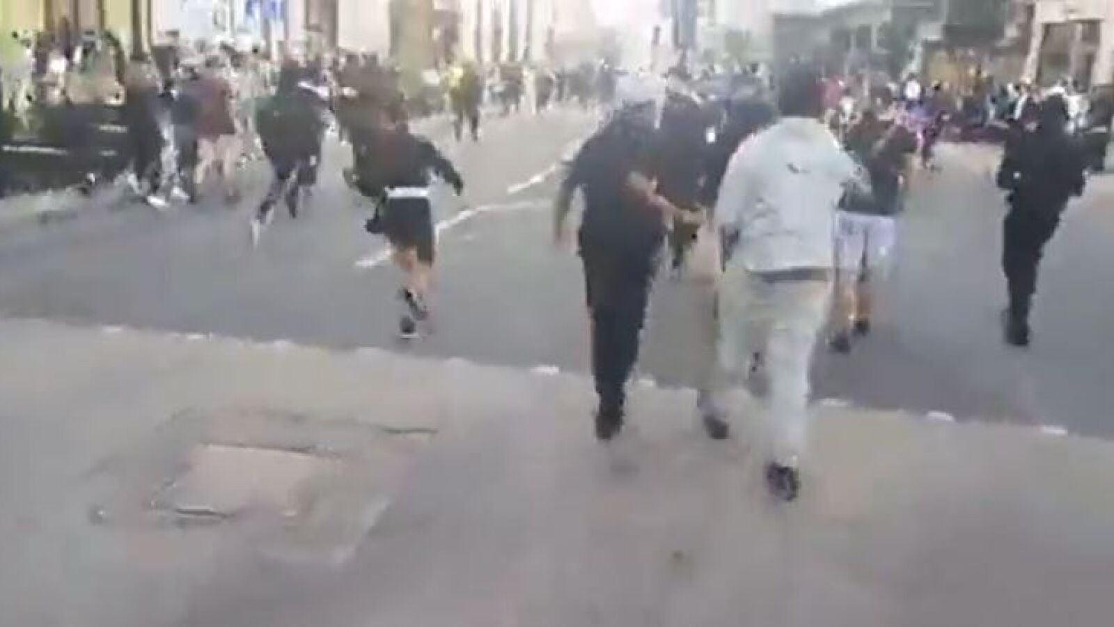 Un centenar de menores intentan robar en Londres después de planear el 