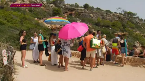 Los paraísos españoles, masificados: hacer cola para acceder a ciertas calas de Mallorca ya es una realidad Los paraísos españoles, masificados: hacer cola para acceder a ciertas calas de Mallorca ya es una realidad