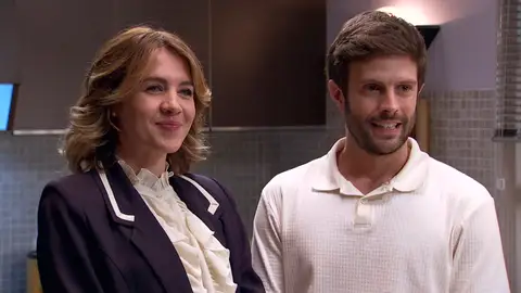 Alicia interrumpe el tierno acercamiento entre Román y Lola: “Es mi prometida” Alicia interrumpe el tierno acercamiento entre Román y Lola: “Es mi prometida”