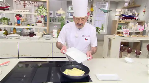 Funde la mantequilla en una sartén Funde la mantequilla en una sartén