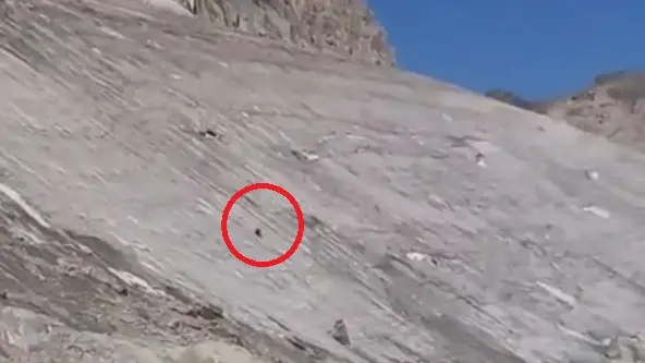 Momento en que un alpinista resbala en el Aneto Momento en que un alpinista resbala en el Aneto