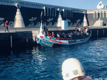 Cayuco llegado al muelle de La Restinga Cayuco llegado al muelle de La Restinga