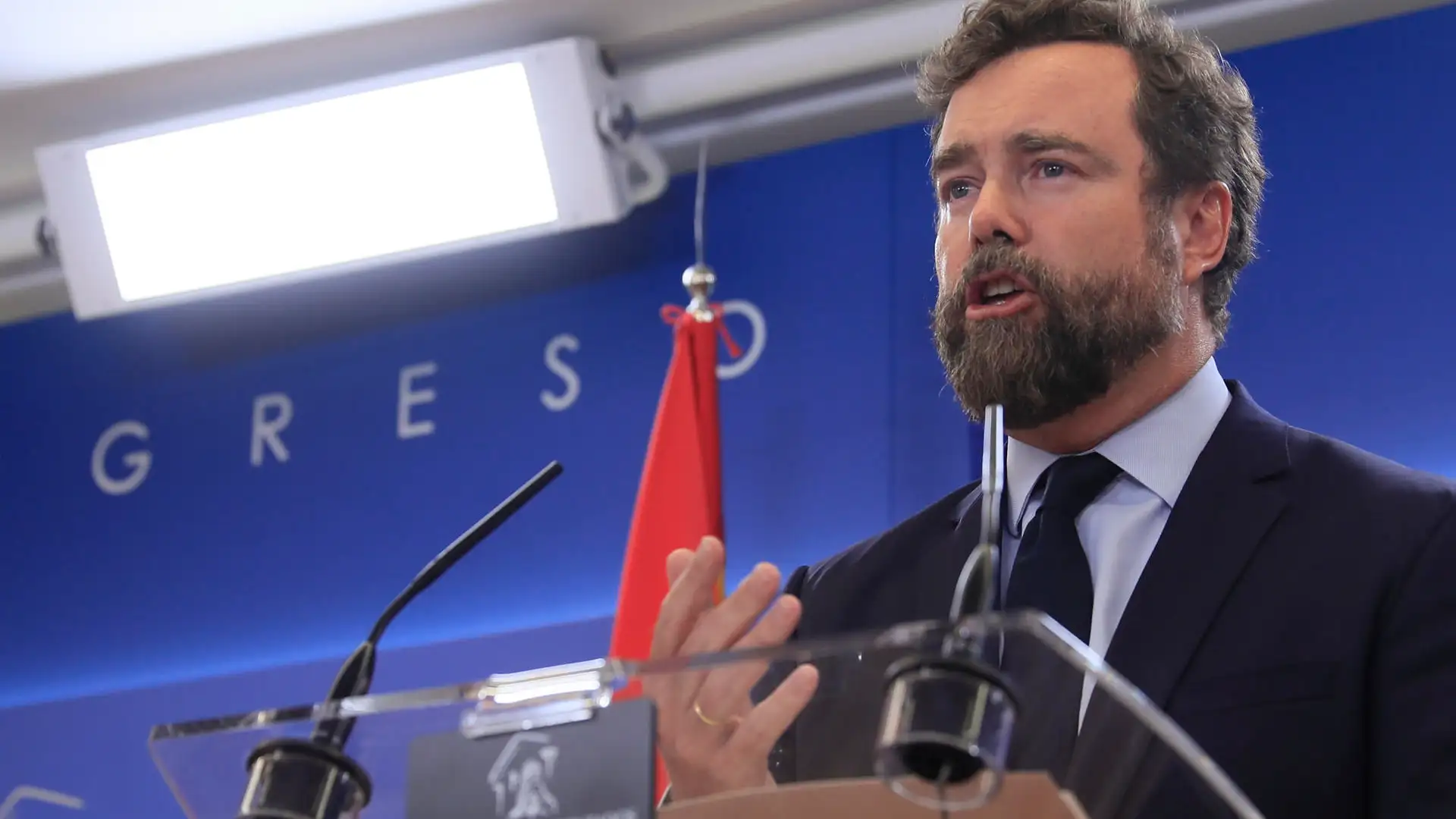Iván Espinosa de los Monteros durante una rueda de prensa en el Congreso, este martes. Iván Espinosa de los Monteros durante una rueda de prensa en el Congreso, este martes.