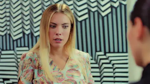 Şahika intenta separar a Yildiz de Halit… ¡obligándola a vivir con el servicio! Şahika intenta separar a Yildiz de Halit… ¡obligándola a vivir con el servicio!