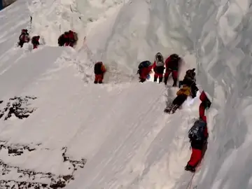 El sherpa, vestido de amarillo, en el cuello de botella del K2 El sherpa, vestido de amarillo, en el cuello de botella del K2