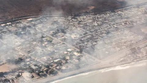 Vista aérea de los edificios dañados tras el incendio en Hawái
