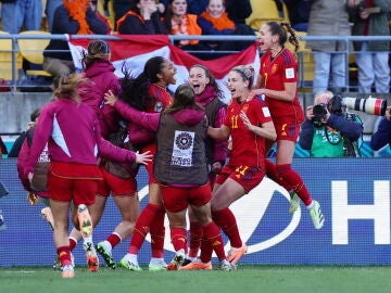 Las jugadoras de España celebran el gol de Salma Paralluelo