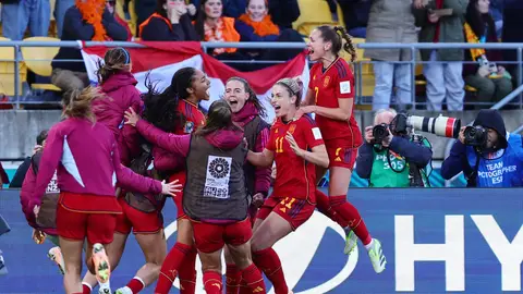 Las jugadoras de España celebran el gol de Salma Paralluelo Las jugadoras de España celebran el gol de Salma Paralluelo