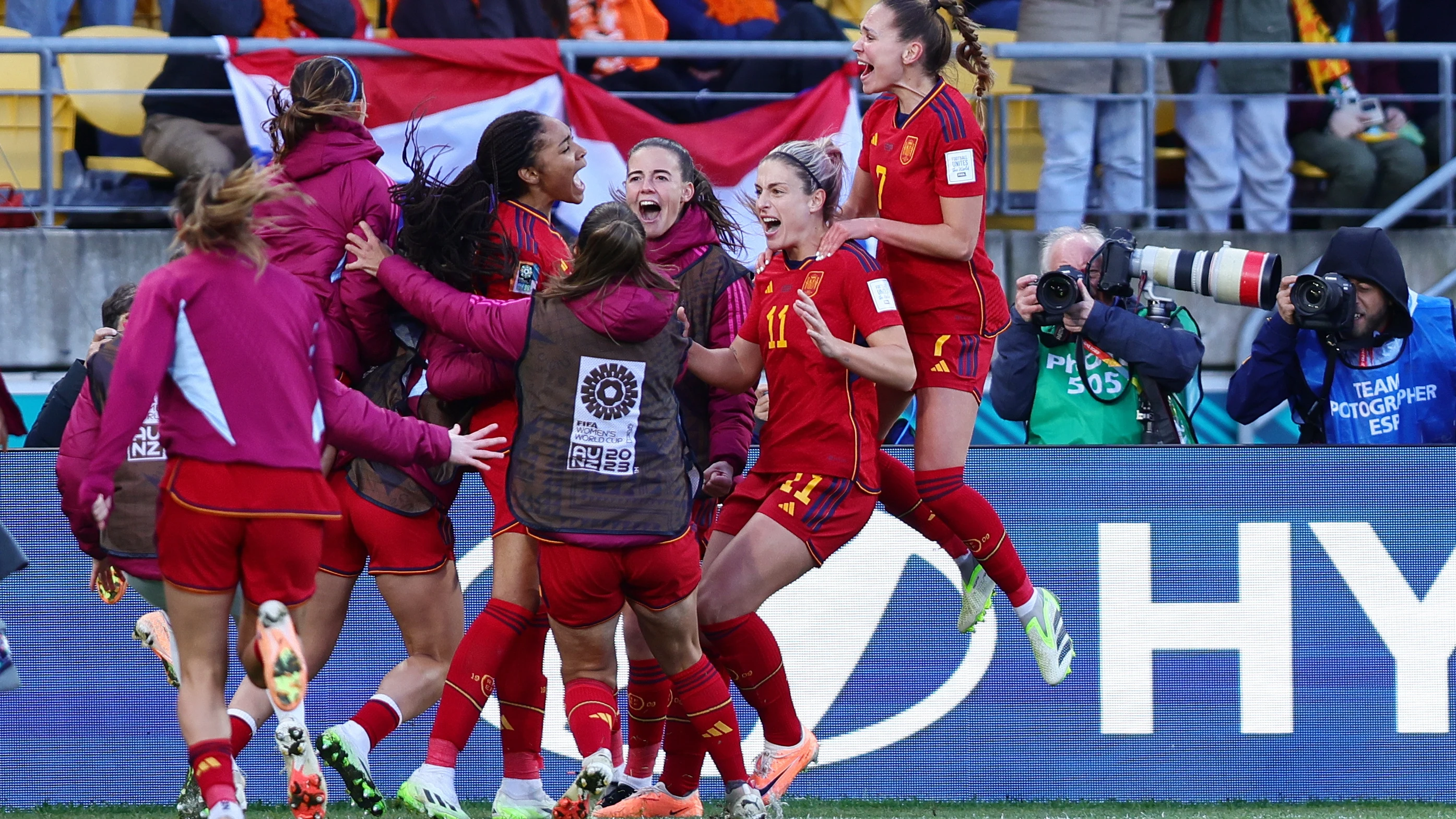 Las jugadoras de España celebran el gol de Salma Paralluelo Las jugadoras de España celebran el gol de Salma Paralluelo
