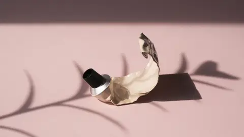 Tubo de maquillaje gastado Tubo de maquillaje gastado