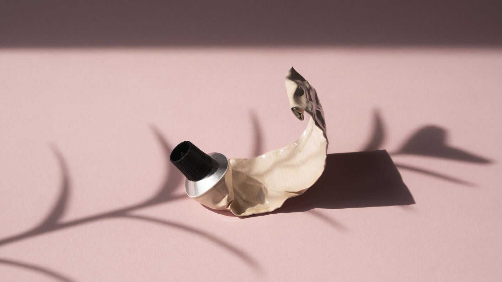 Trucos para extraer hasta la última gota de los botes de cosmética en tubo 