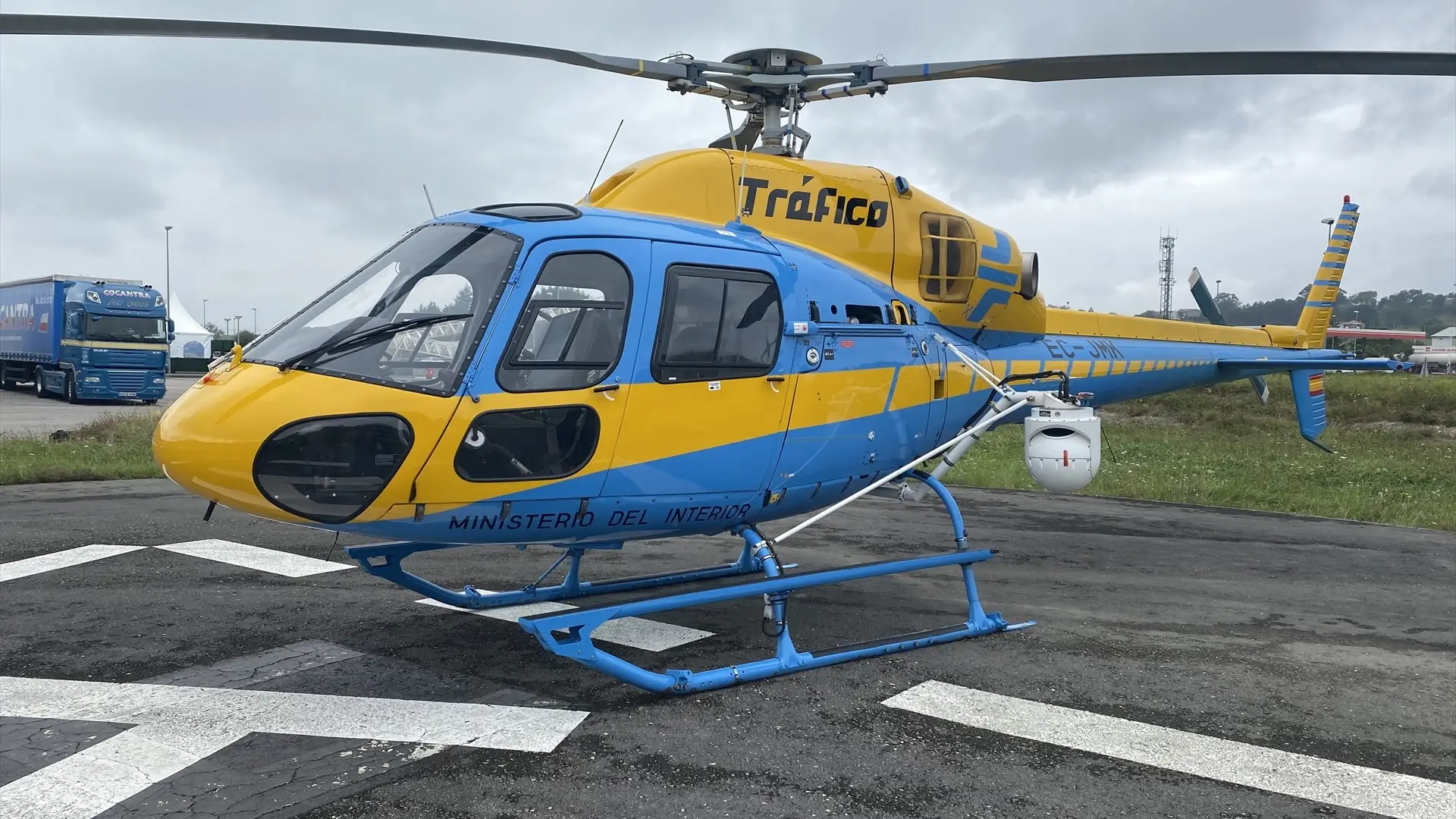 Un helic&oacute;ptero de la DGT