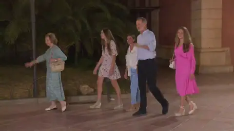 Los Reyes, sus hijas y doña Sofía Los Reyes, sus hijas y doña Sofía