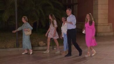 Los Reyes, sus hijas y doña Sofía se suman al fenómeno Barbie y aparecen en un cine de Mallorca para ver la película