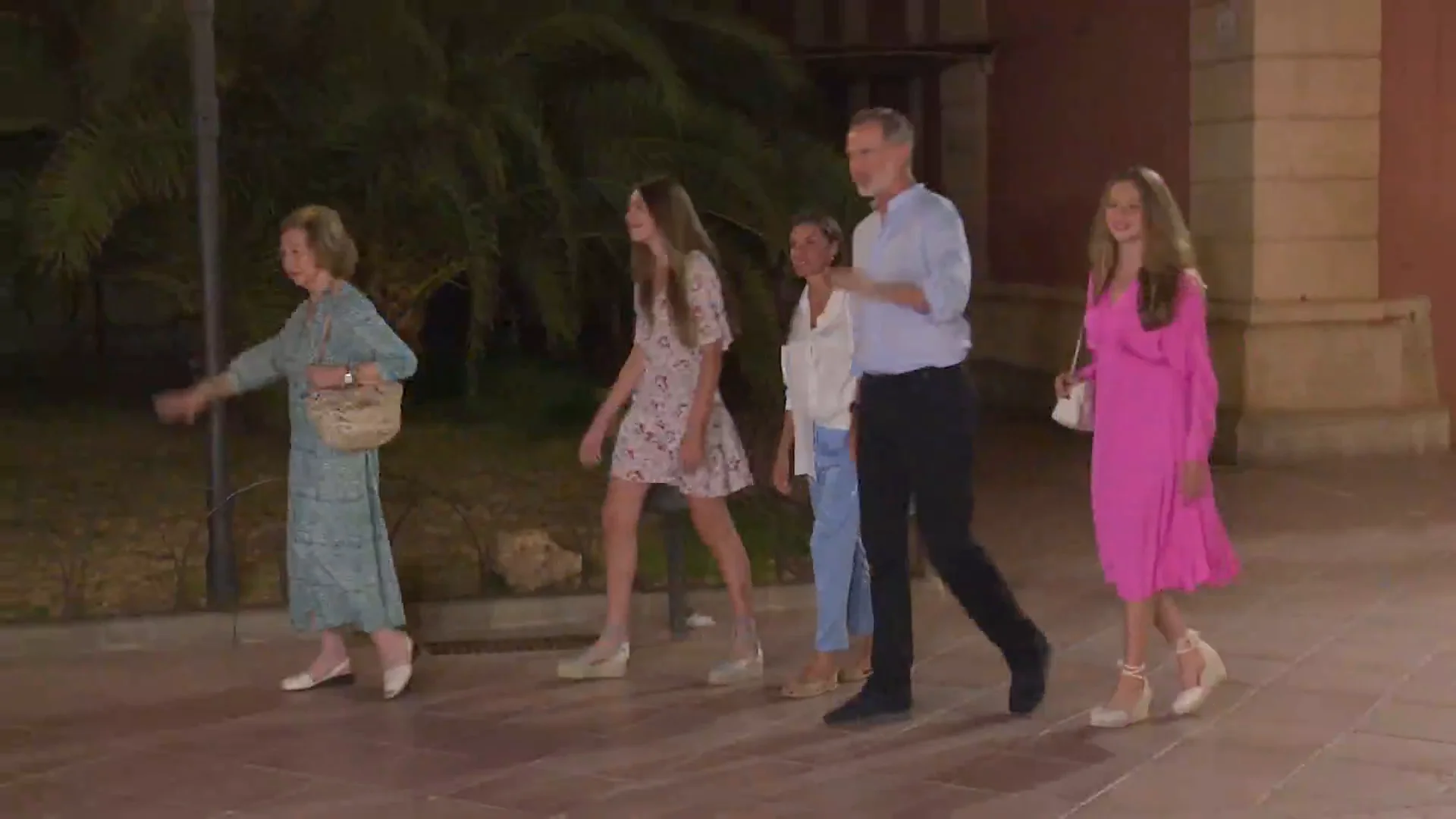 Los Reyes, sus hijas y doña Sofía Los Reyes, sus hijas y doña Sofía
