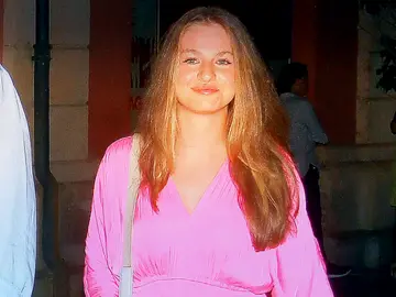 ¡La Casa Real se une al fenómeno rosa! Así ha sido su tarde de cine en Mallorca y el sorprendente look de Leonor ¡La Casa Real se une al fenómeno rosa! Así ha sido su tarde de cine en Mallorca y el sorprendente look de Leonor