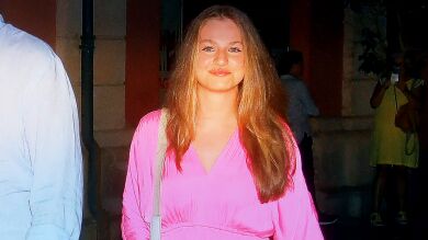 ¡La Casa Real se une al fenómeno rosa! Así ha sido su tarde de cine en Mallorca y el sorprendente look de Leonor