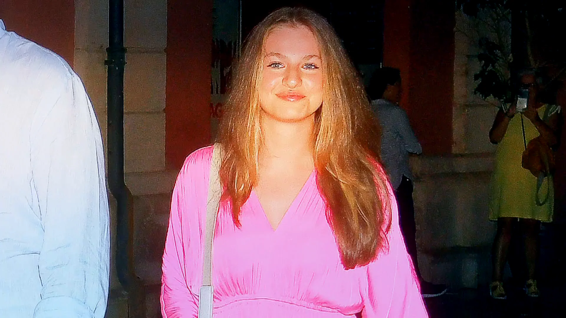¡La Casa Real se une al fenómeno rosa! Así ha sido su tarde de cine en Mallorca y el sorprendente look de Leonor ¡La Casa Real se une al fenómeno rosa! Así ha sido su tarde de cine en Mallorca y el sorprendente look de Leonor