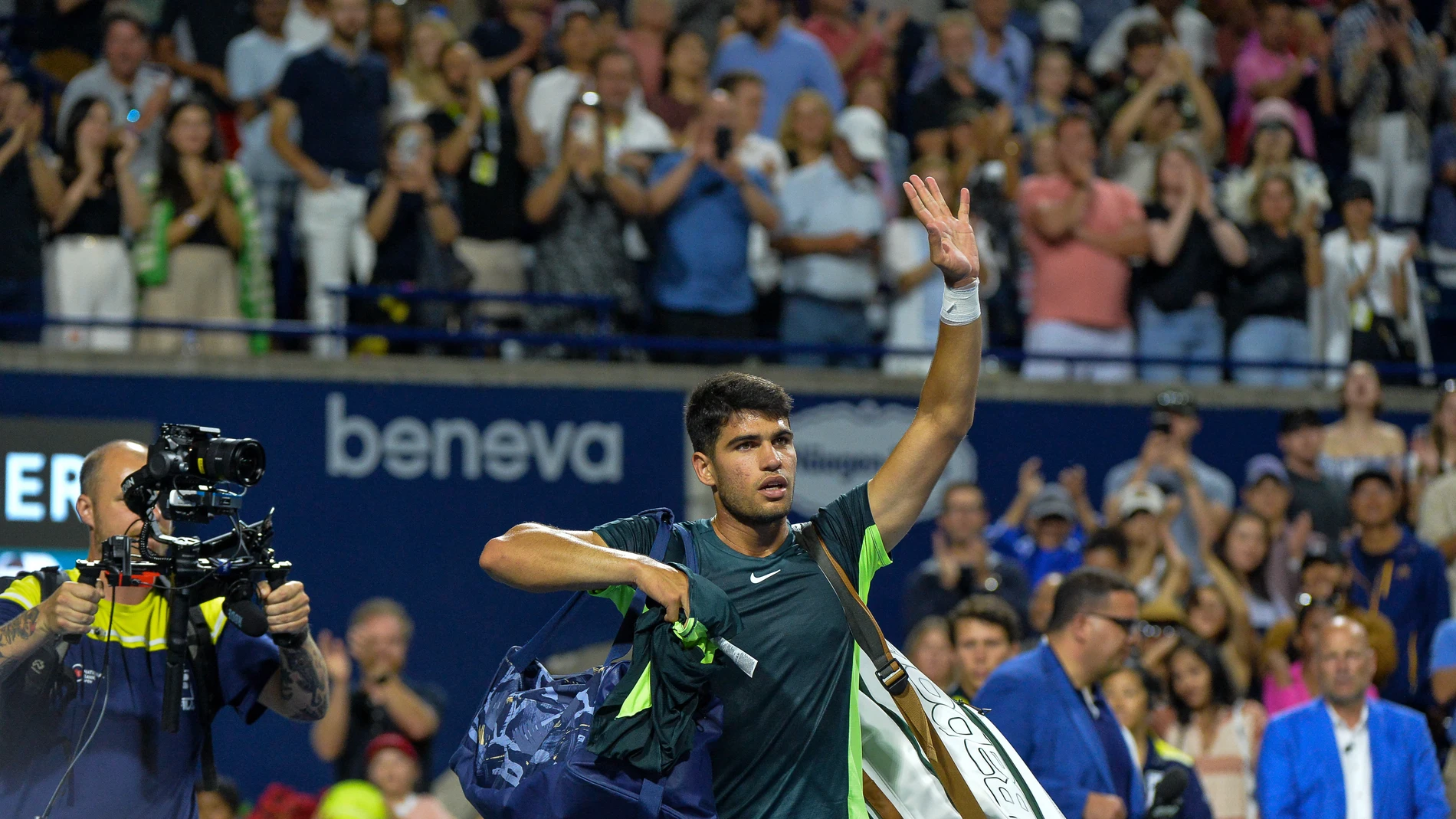 Carlos Alcaraz se despide del público tras su derrota contra Tommy Paul Carlos Alcaraz se despide del público tras su derrota contra Tommy Paul