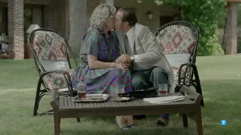 Julio besa a Elena: "Te mereces ser feliz" Julio besa a Elena: "Te mereces ser feliz"